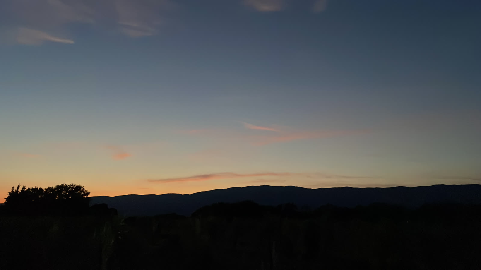 Crépuscule sur une ligne de collines
