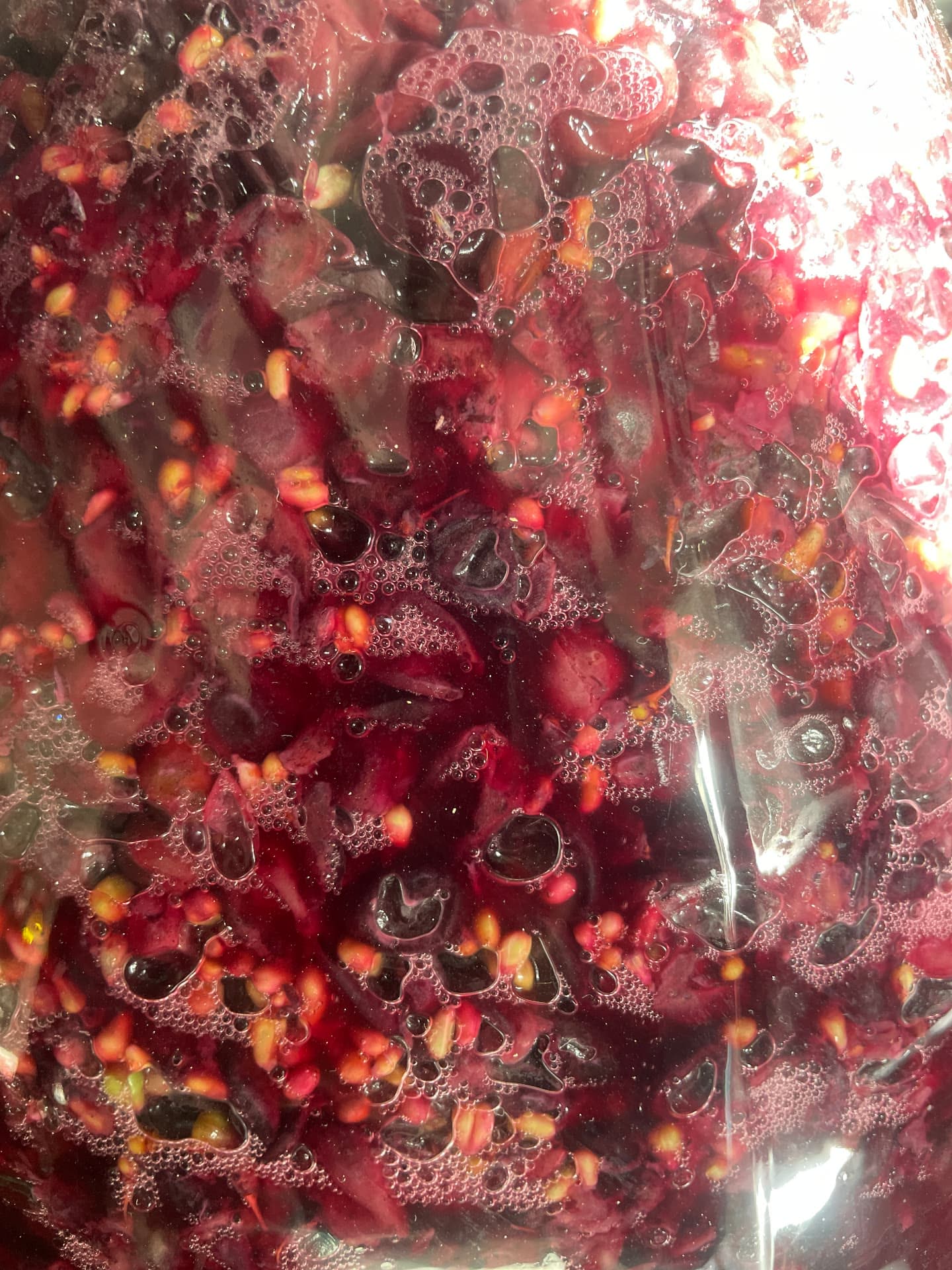 Moût rouge en fermentation vu de près