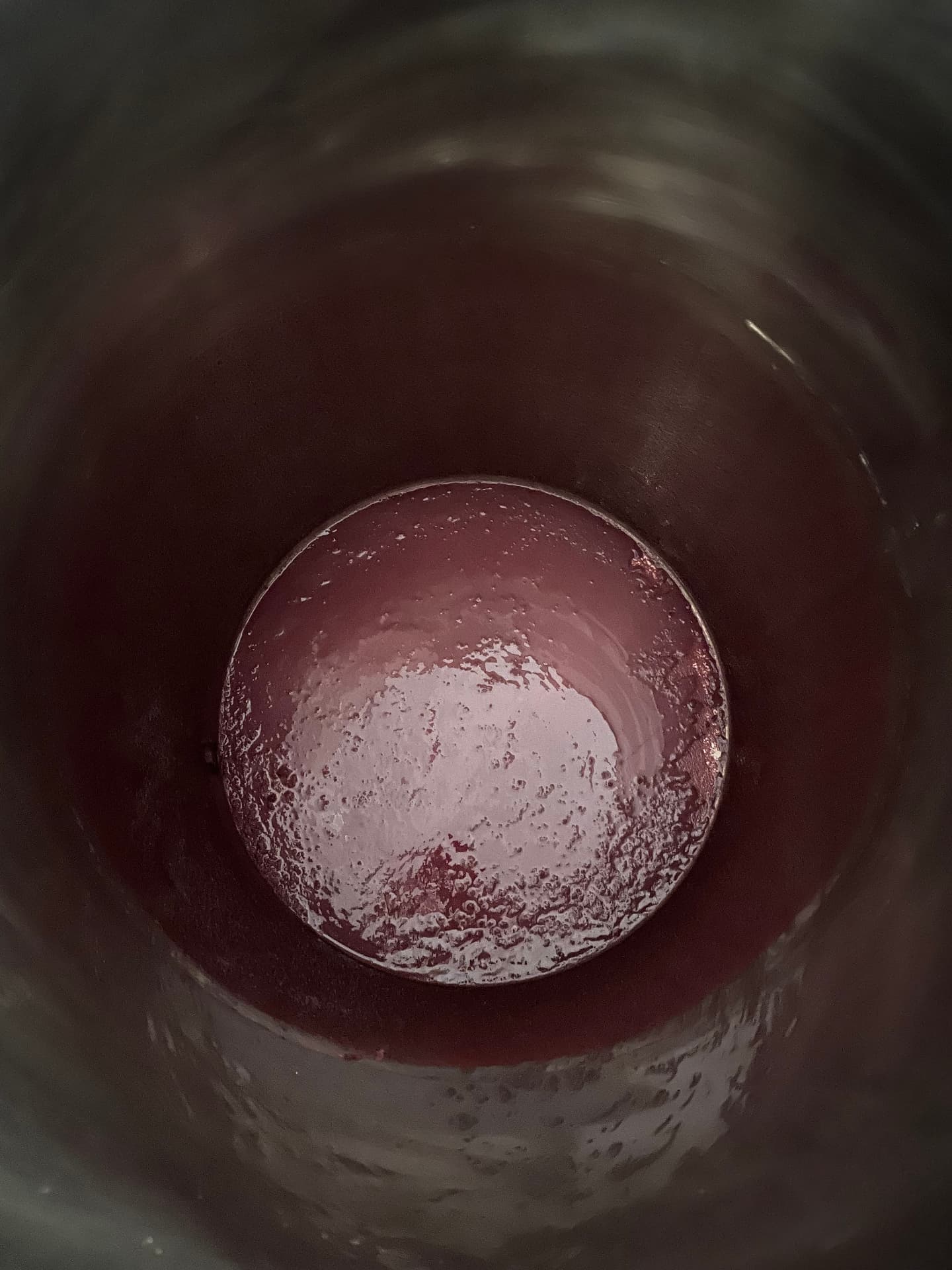 Vue plongeante dans une cuve : le vin en fermentation couronne la cuve d'une mousse rosée — cuvée « Diabolo D’Orage », millésime 2026